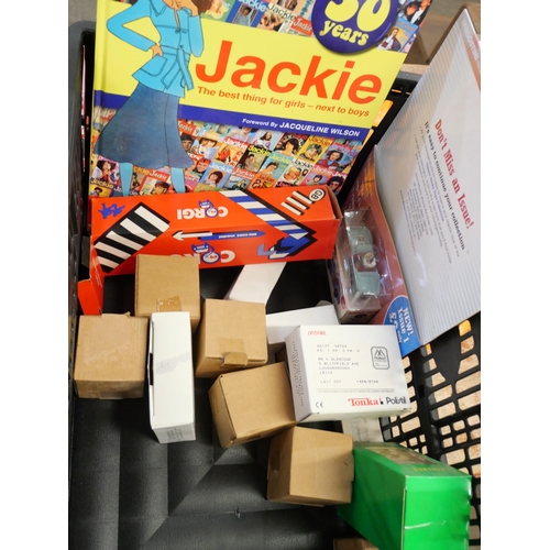 2166 - A box of mixed de-cast model vehicles and a Jackie annual