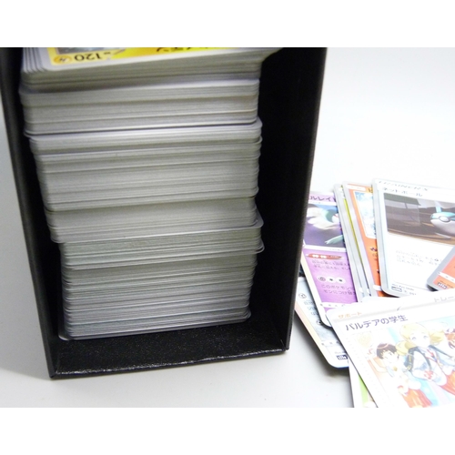 2185 - Over 400 Japanese Pokémon cards with holographic rares