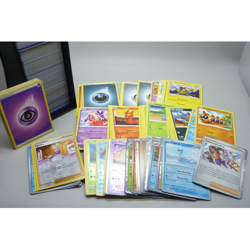 2189 - Approximately 600 Pokémon cards from multiple sets, containing some holographic