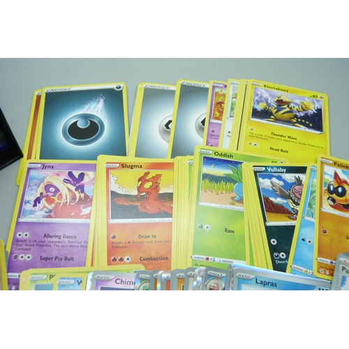 2189 - Approximately 600 Pokémon cards from multiple sets, containing some holographic