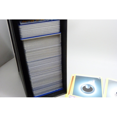 2189 - Approximately 600 Pokémon cards from multiple sets, containing some holographic