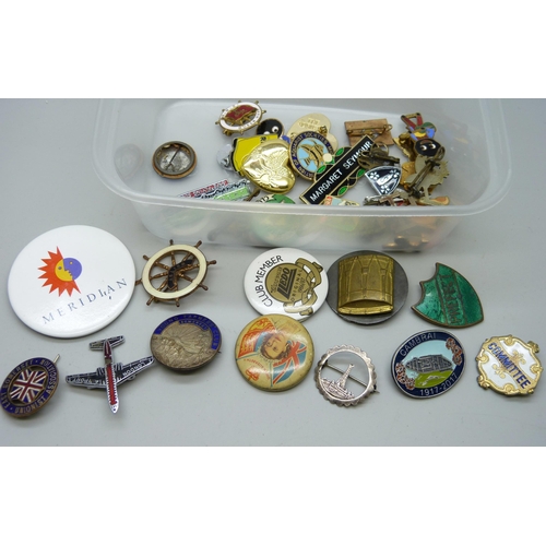 2201 - A tub of 40 assorted badges