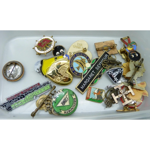 2201 - A tub of 40 assorted badges