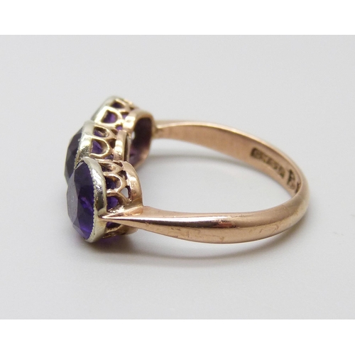 7001 - A 9ct gold ring set with three amethysts, early 20th Century Chester mark, 2.5g, size I, possibly re... 