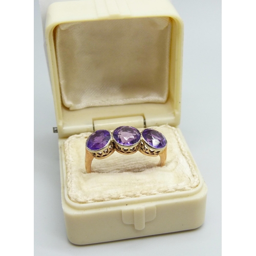 7001 - A 9ct gold ring set with three amethysts, early 20th Century Chester mark, 2.5g, size I, possibly re... 