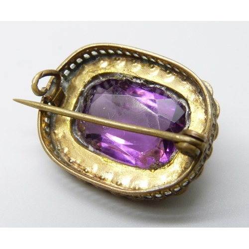 7002 - An amethyst and pearl set brooch, 25mm