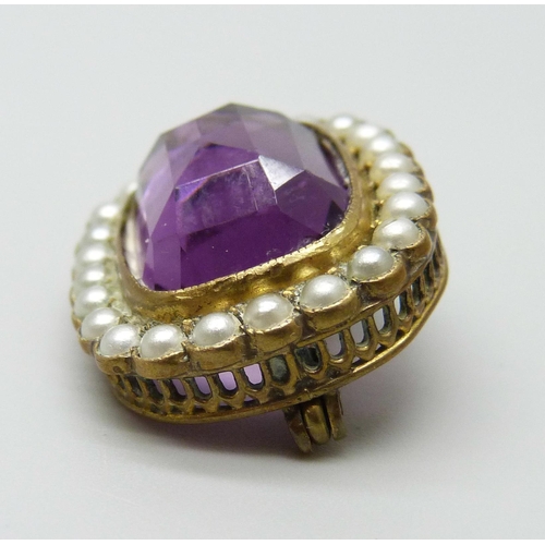 7002 - An amethyst and pearl set brooch, 25mm