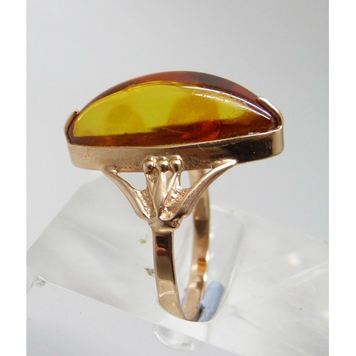 7008 - A Russian yellow metal and amber ring, marked 583, 4g, O