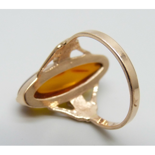 7008 - A Russian yellow metal and amber ring, marked 583, 4g, O