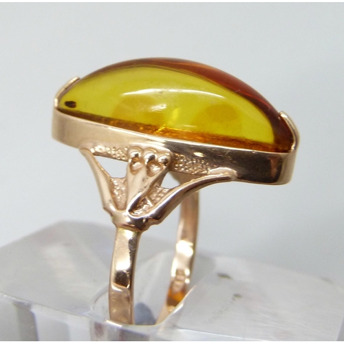 7008 - A Russian yellow metal and amber ring, marked 583, 4g, O