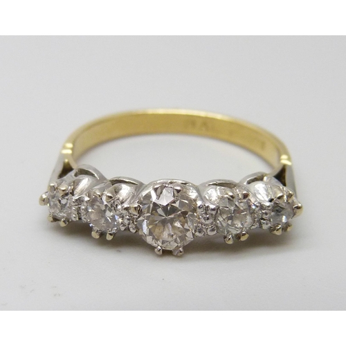 7010 - An 18ct gold five stone diamond ring, centre stone approximately 0.25 carat weight, 3.4g, M