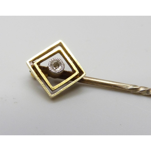 7015 - A 15ct gold and diamond stick pin