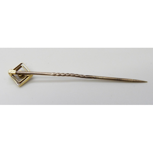 7015 - A 15ct gold and diamond stick pin