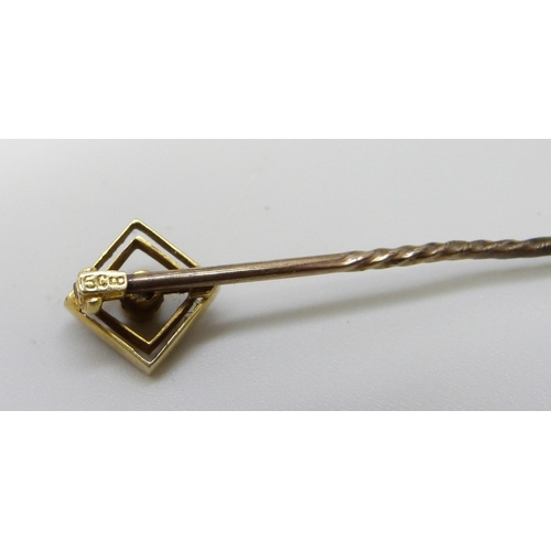 7015 - A 15ct gold and diamond stick pin