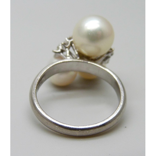 7031 - A 14ct gold, diamond and pearl ring, 4.5g, I