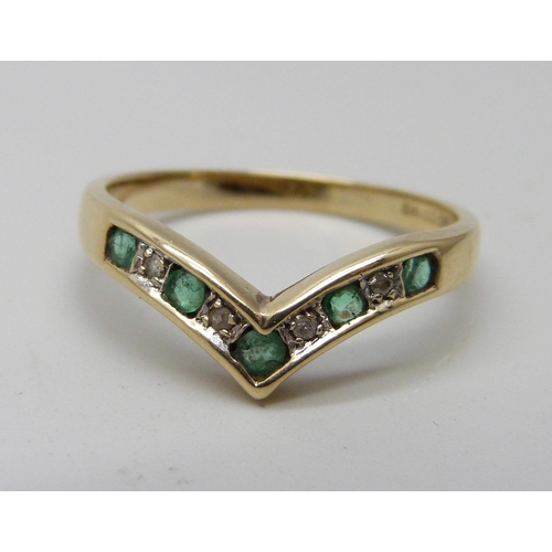 7040 - A 9ct gold, emerald and diamond 'wishbone' ring, 1.9g, O