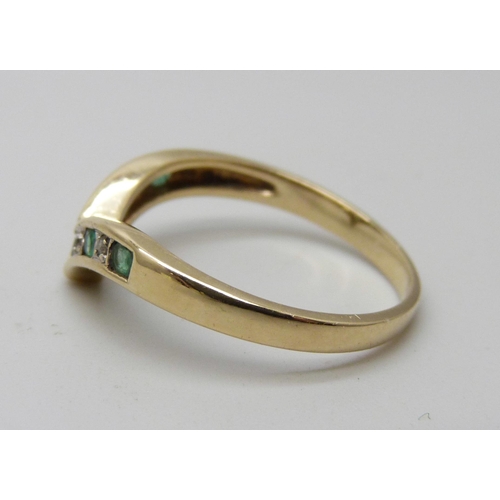 7040 - A 9ct gold, emerald and diamond 'wishbone' ring, 1.9g, O