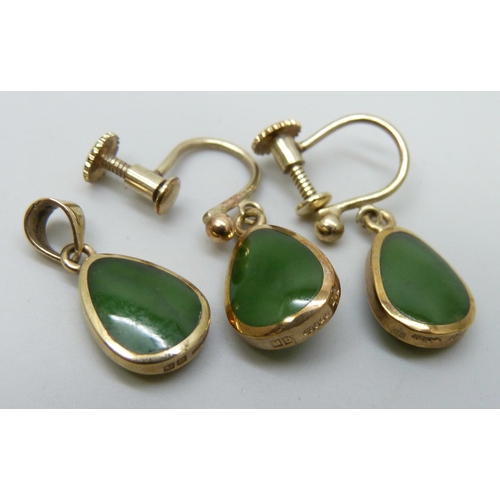 7043 - A pair of 9ct gold and green stone earrings with matching pendant, and a pair of 9ct gold screw back... 