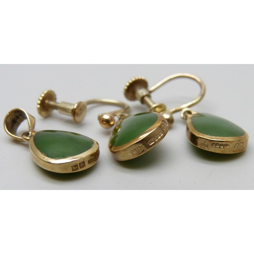 7043 - A pair of 9ct gold and green stone earrings with matching pendant, and a pair of 9ct gold screw back... 