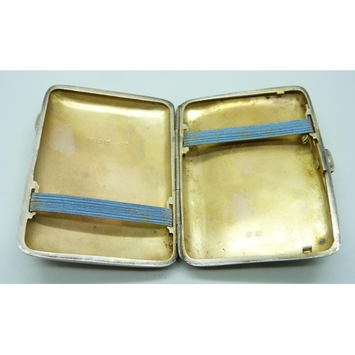 7061 - A silver cigarette case, 70g