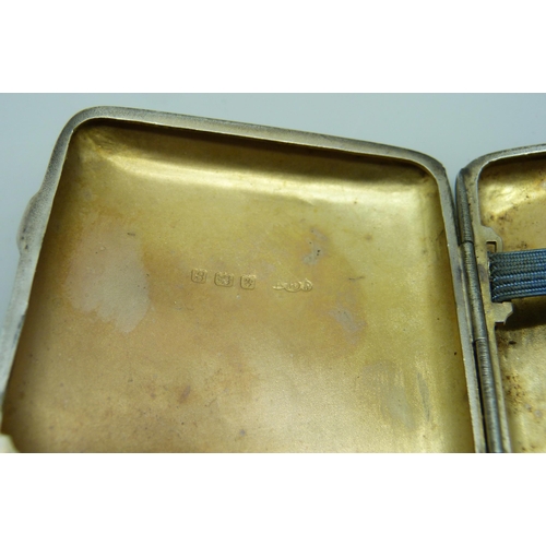 7061 - A silver cigarette case, 70g