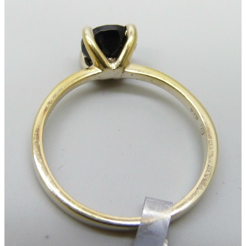 7062 - A silver gilt spinel solitaire ring, R/S