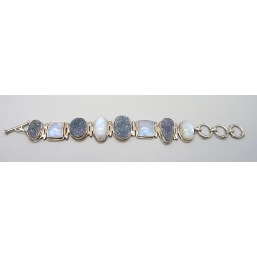 7065 - A silver bracelet set with quartz