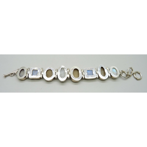 7065 - A silver bracelet set with quartz