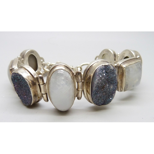 7065 - A silver bracelet set with quartz