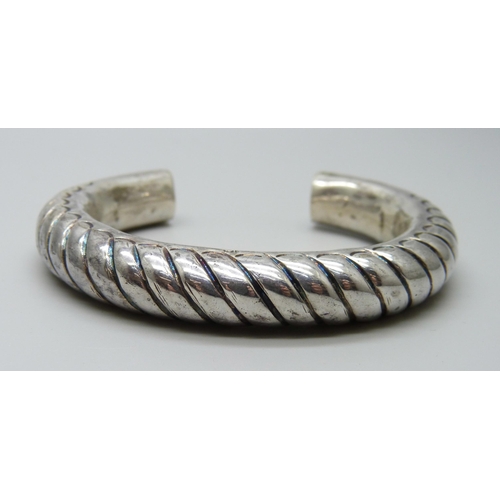 7076 - A 925 silver bangle, 41g