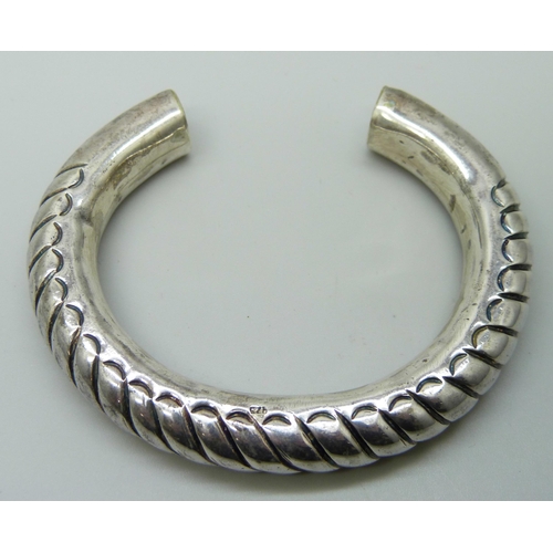 7076 - A 925 silver bangle, 41g