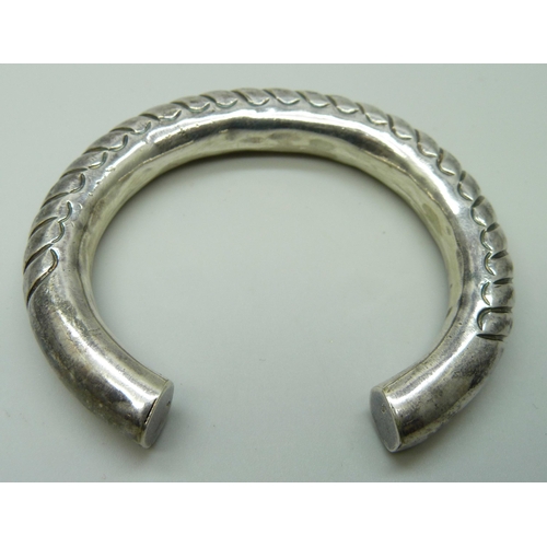 7076 - A 925 silver bangle, 41g