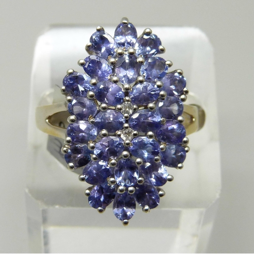 7077 - A silver gilt tanzanite and topaz cocktail ring, T/U