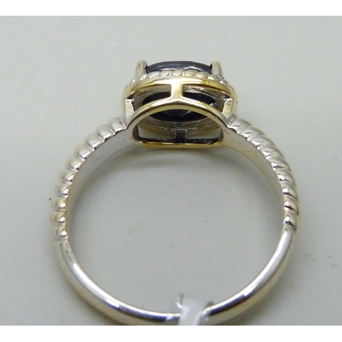 7080 - A silver gilt sapphire solitaire ring, R