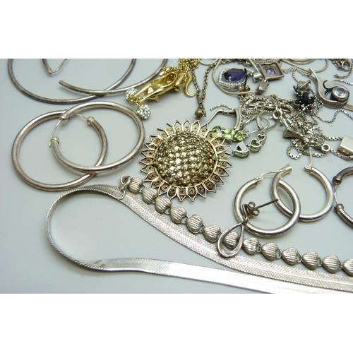 7083 - Silver jewellery including a gilt cat pendant and chain and two ingot pendants, 184g