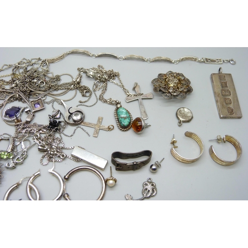 7083 - Silver jewellery including a gilt cat pendant and chain and two ingot pendants, 184g