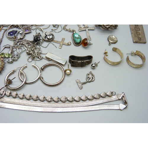 7083 - Silver jewellery including a gilt cat pendant and chain and two ingot pendants, 184g