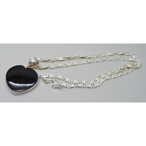 7091 - A silver and onyx pendant and chain