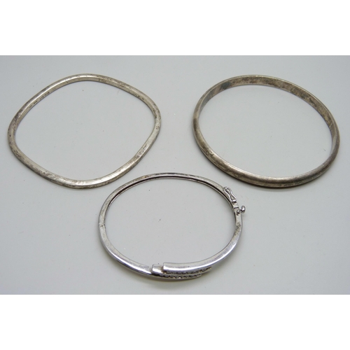 7095 - Three silver bangles, 71g