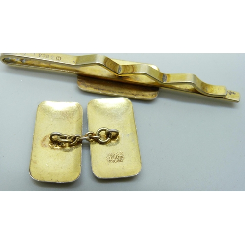 7100 - An Ivar T. Holth 830 silver tie bar and cufflink set, Norwegian, enamelled detail, one cufflink a/f