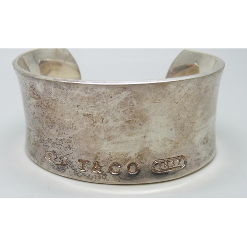 7102 - A silver Tiffany bangle