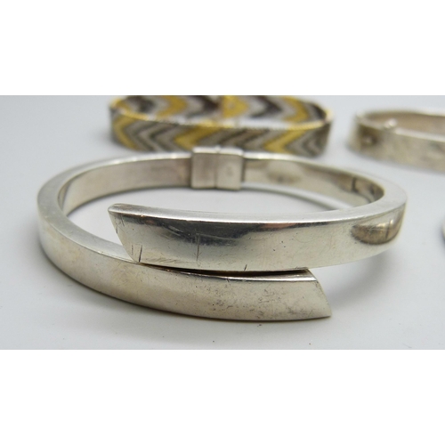 7106 - Four silver bangles, 74g