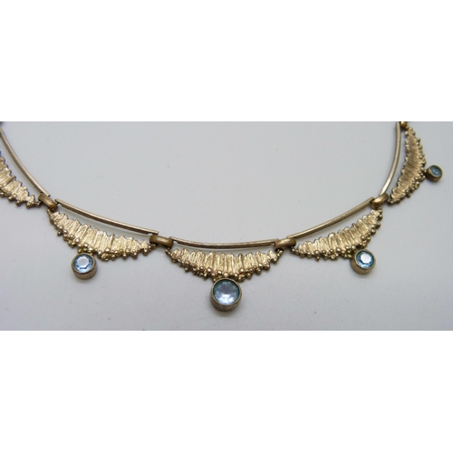 7119 - A vintage necklet set with blue stones