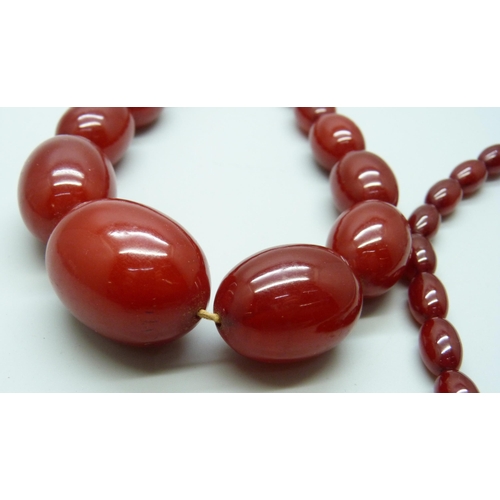 7121 - A Bakelite graduated bead necklace