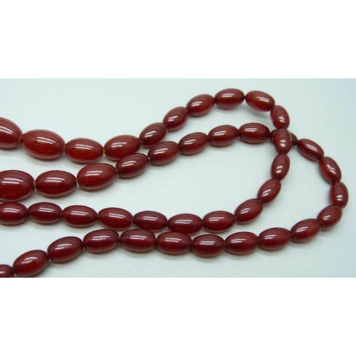 7121 - A Bakelite graduated bead necklace