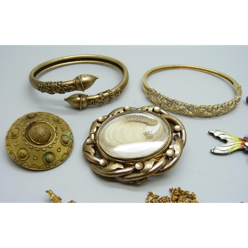 7125 - Jewellery; including a diamond set bangle, one other bangle, a mourning brooch, an enamelled bird br... 