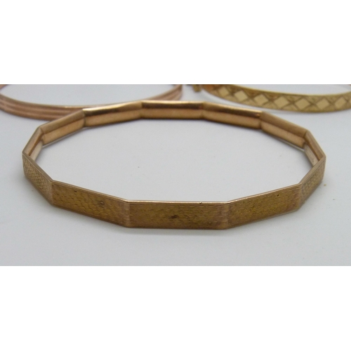 7126 - Three 9ct gold with metal core bangles