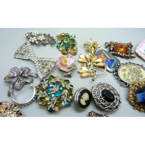 7128 - Forty costume brooches