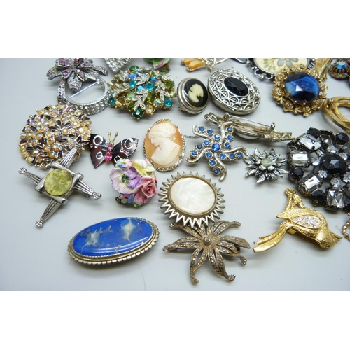 7128 - Forty costume brooches