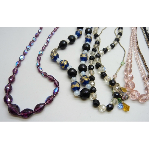 7129 - Ten vintage necklets